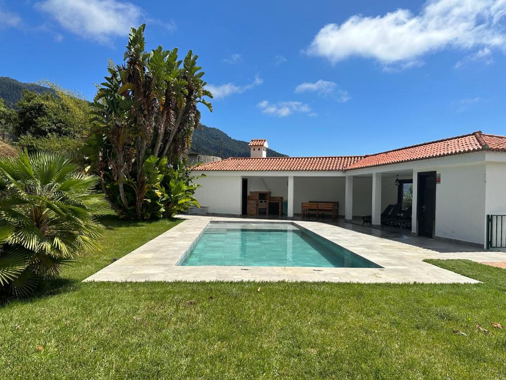 een huis met een zwembad in de tuin bij Casa Carrillo in Santa Cruz de la Palma