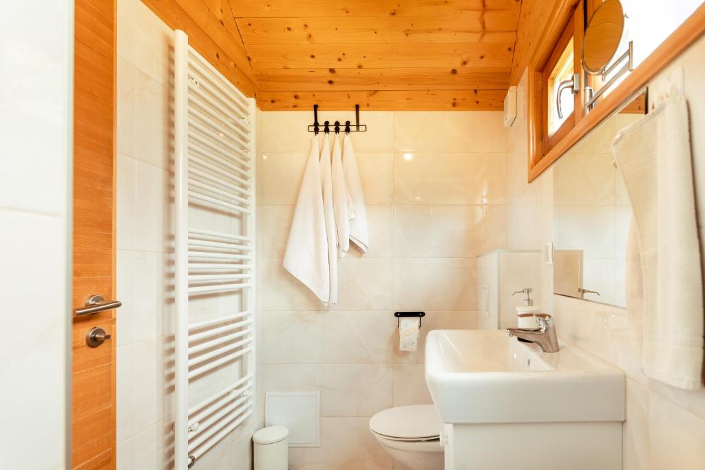 Vannituba majutusasutuses Glamping Mountain Fairy Tale