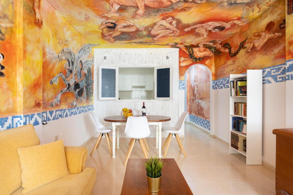 una sala de estar con una mesa y una pintura en la pared en EDEN RENTALS La Morada de Otazzo, en La Orotava
