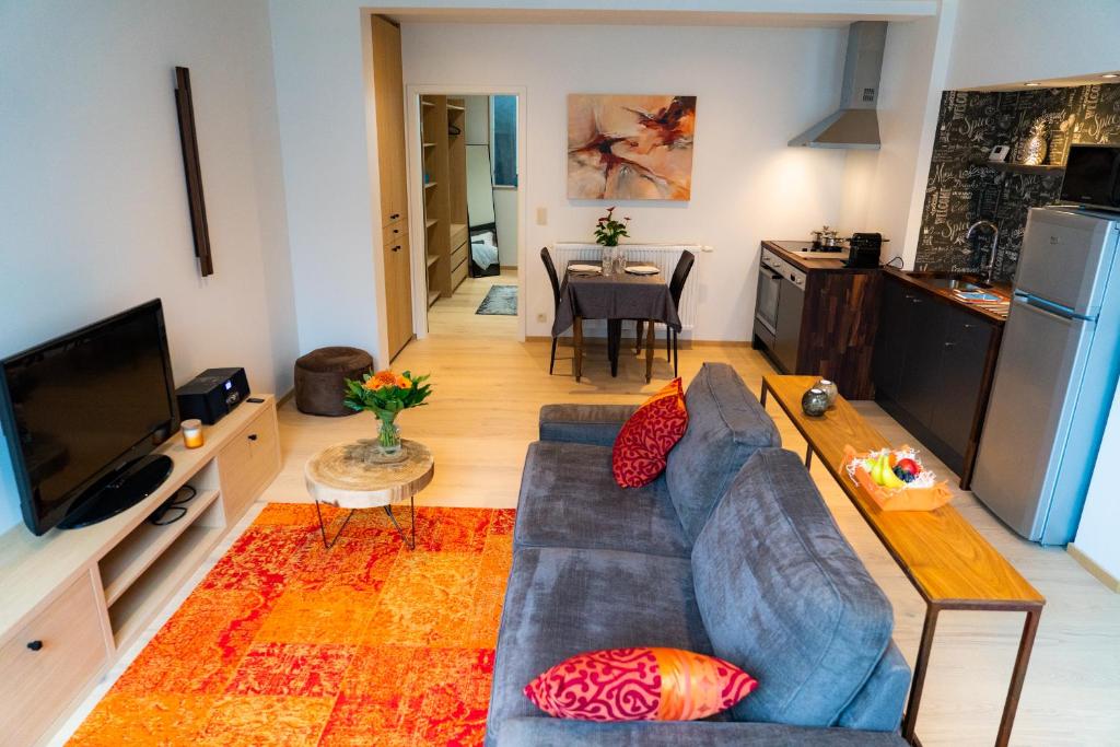 uma sala de estar com um sofá e uma mesa em Cheval Blanc - Holiday Rental em Aubel