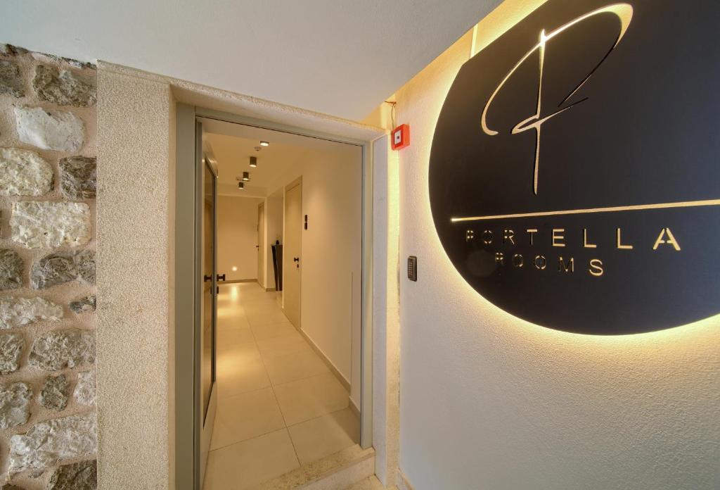 Certifikát, hodnocení, plakát nebo jiný dokument vystavený v ubytování Portella Rooms
