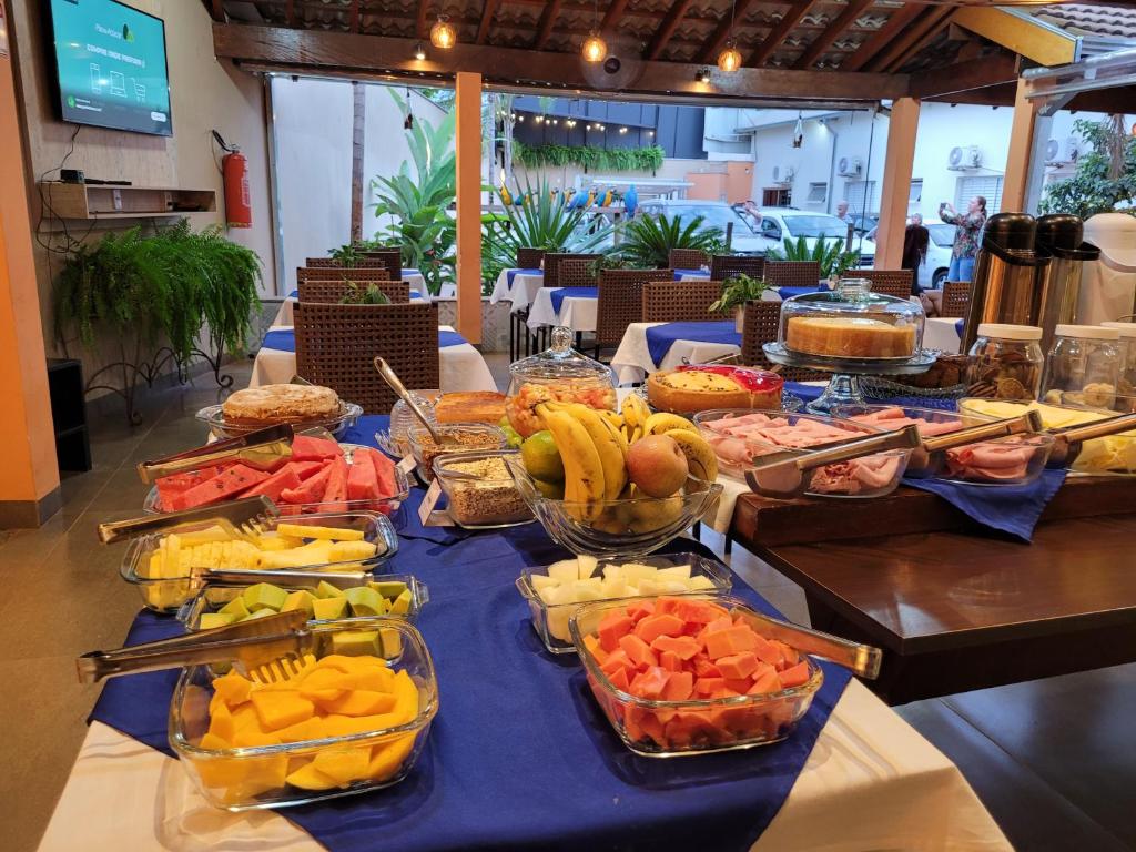einen Tisch mit vielen Schalen verschiedener Arten von Lebensmitteln in der Unterkunft Malta Hotel in Ilha Solteira