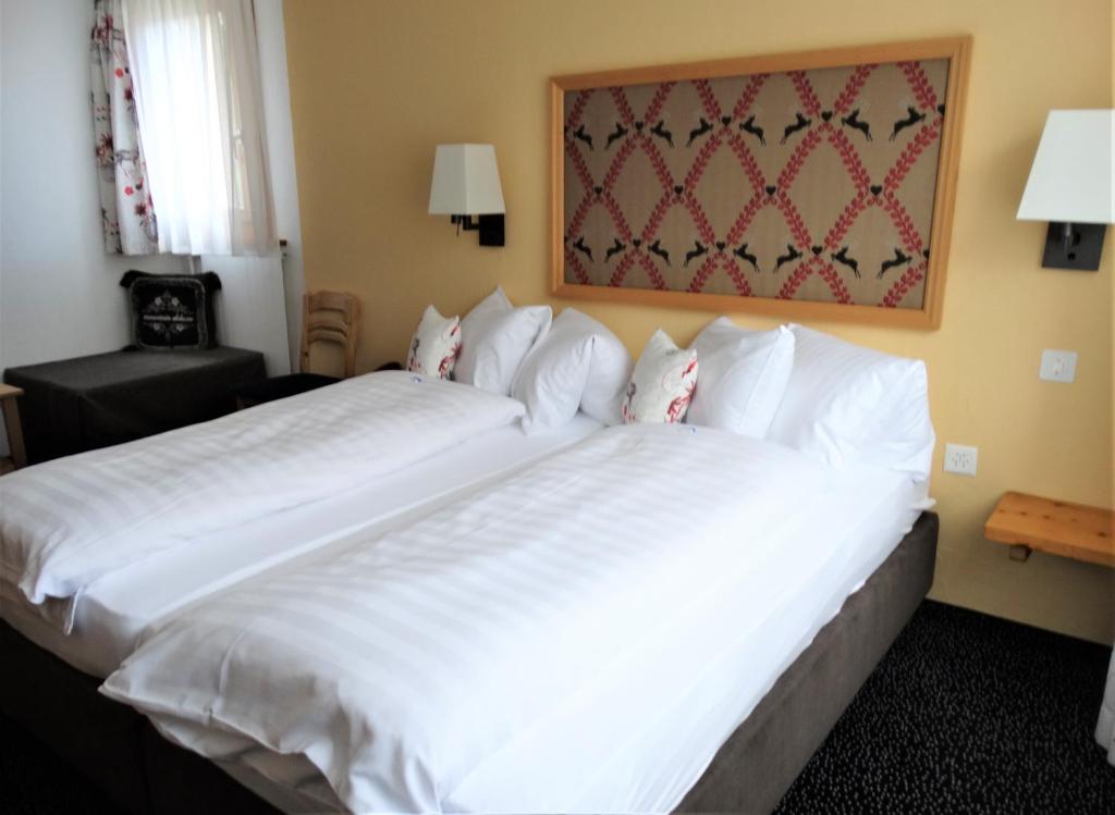 Postel nebo postele na pokoji v ubytování Hotel Bündnerhof