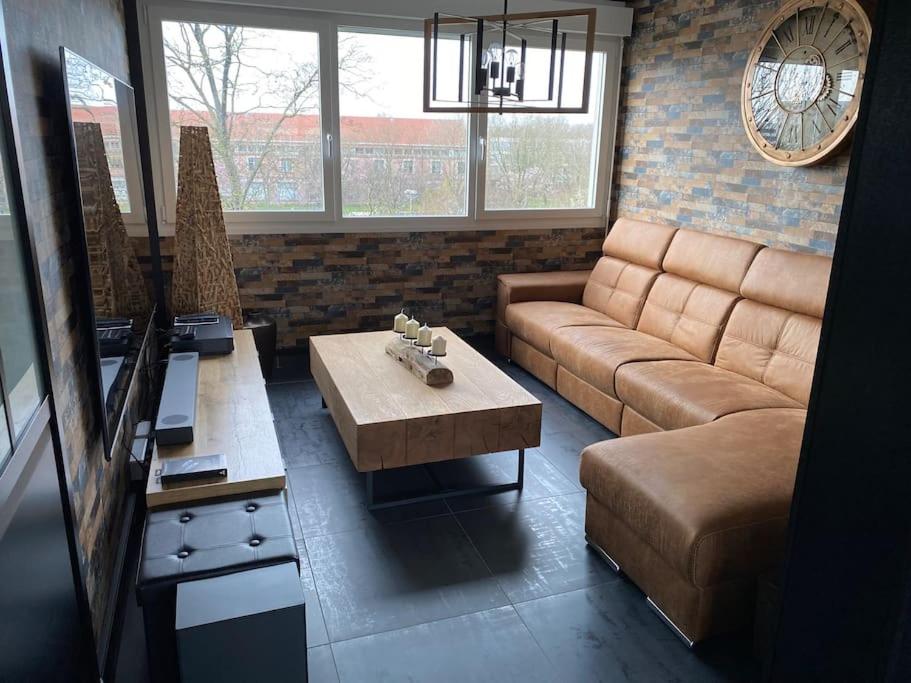 sala de estar con sofá y mesa de centro en Au petit bonheur imprévu, en Douai