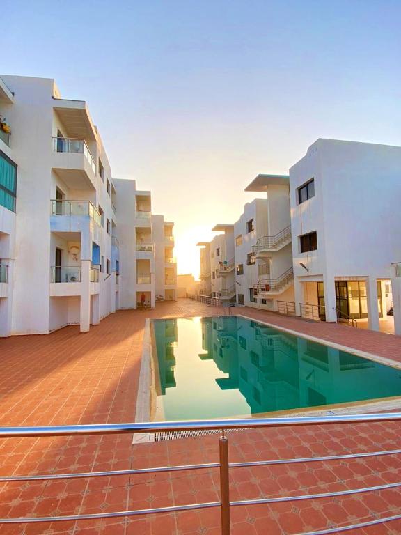 Baseinas apgyvendinimo įstaigoje Comfort apartment, with nice terrace (2min to sea) arba netoliese