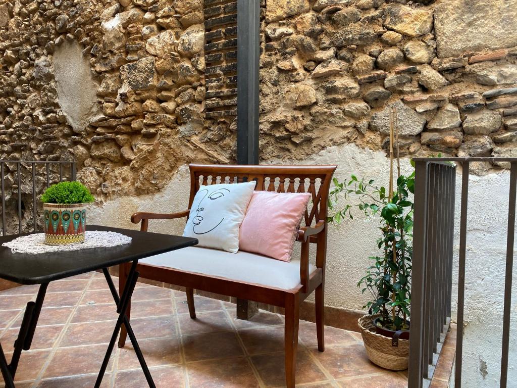 a chair with a pillow and a table on a patio at Tinos segundo in Tarragona