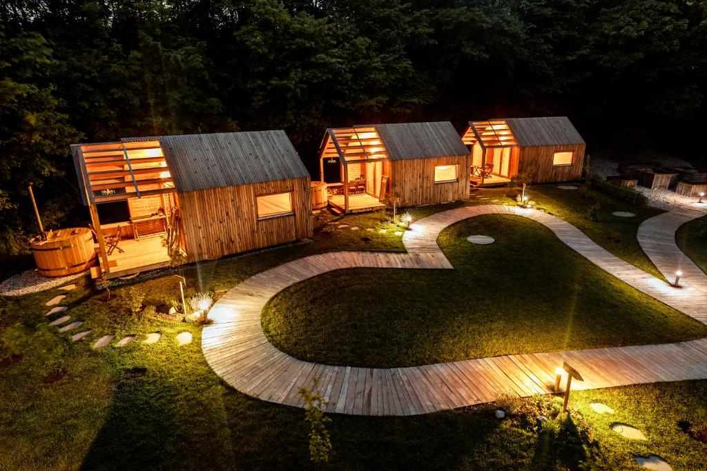 Aed väljaspool majutusasutust Glamping Mountain Fairy Tale