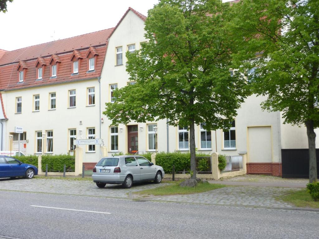 un coche aparcado frente a un edificio en Pension Märkische Bauernstube, en Schorfheide