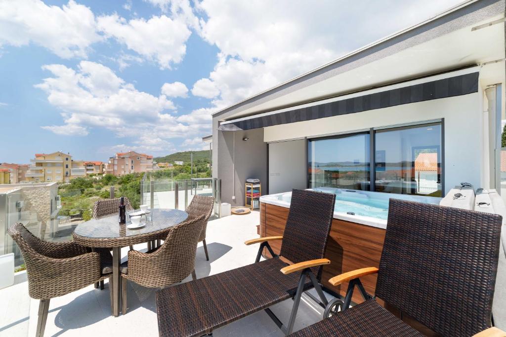 Balkón alebo terasa v ubytovaní Villa Aliara Jacuzzi Apartment