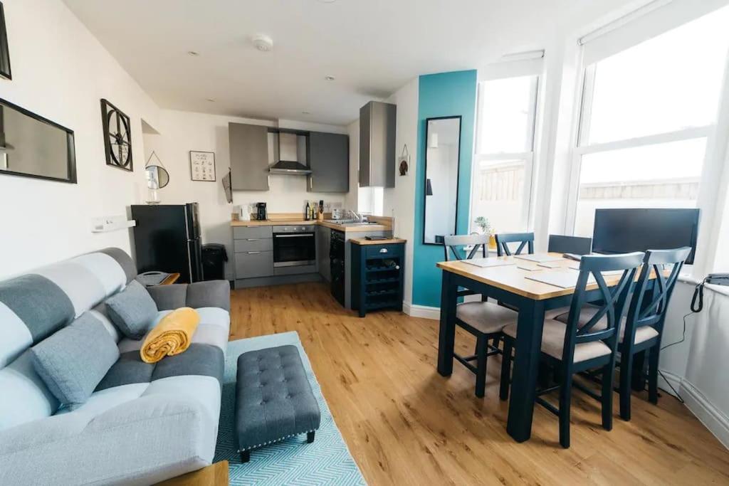 uma sala de estar com um sofá e uma mesa em Stylish Open Plan City Apartment em Bath