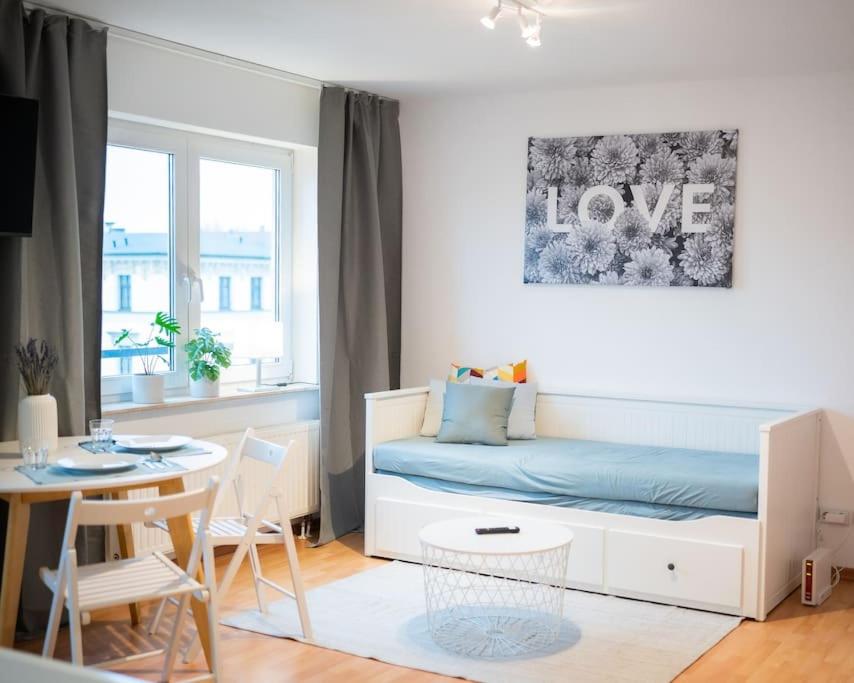 Dormitorio pequeño con cama y mesa en Centre Apartment, en Leipzig