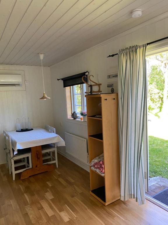 Kuchyň nebo kuchyňský kout v ubytování Gårdshus i lummig trädgård Klintehamn
