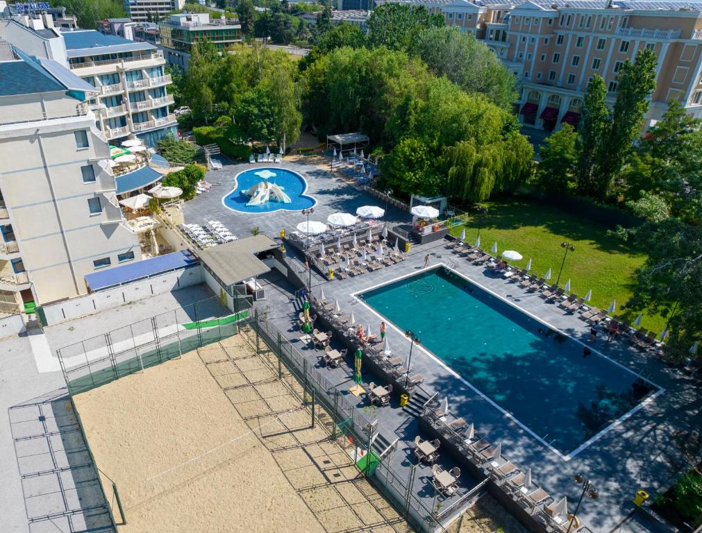 una vista aérea de una piscina en un complejo en Aquamarine Hotel - All Inclusive, en Sunny Beach