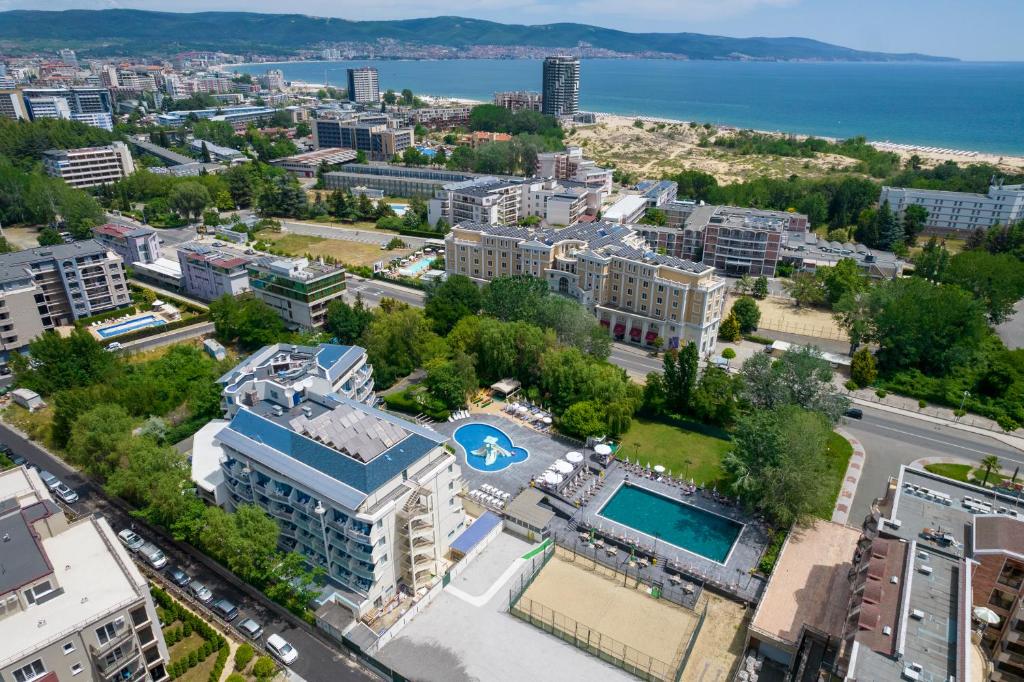 uma vista aérea de uma cidade com edifícios e o oceano em Aquamarine Hotel - All Inclusive em Sunny Beach