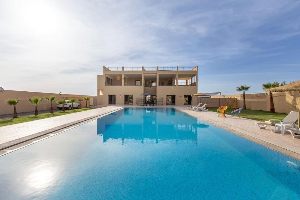 Villa Vista. Piscine 22m, jeux jardins, petit déj