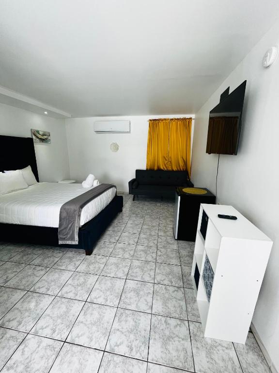 Postel nebo postele na pokoji v ubytování Douglas Highway Inn Hotel