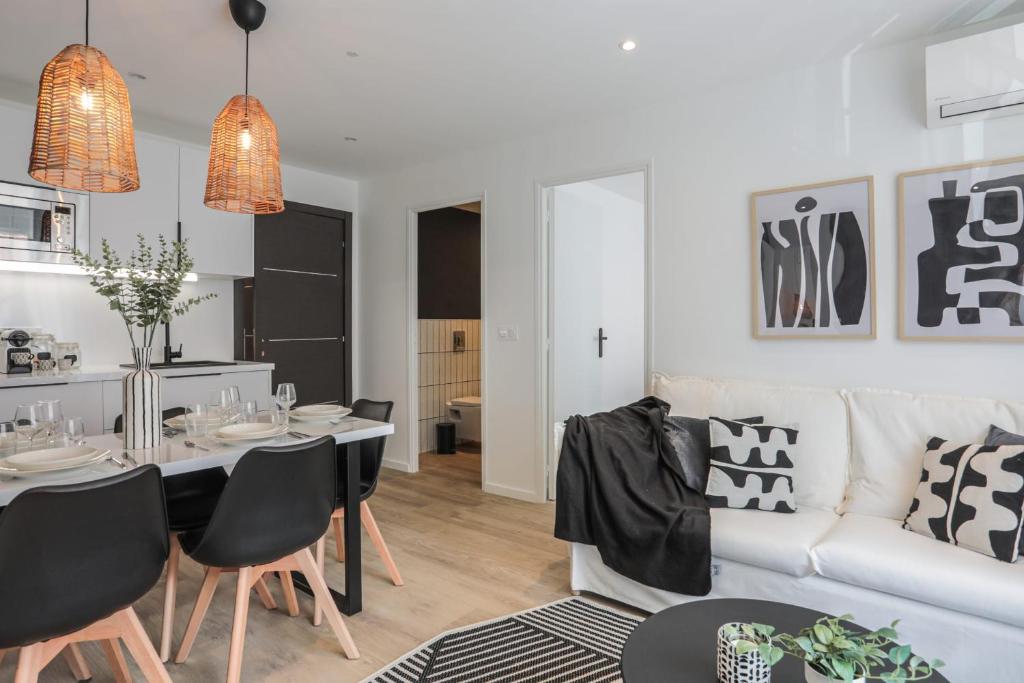 un salon avec un canapé blanc et une table dans l'établissement Appartement Ebène - Welkey, à Antibes