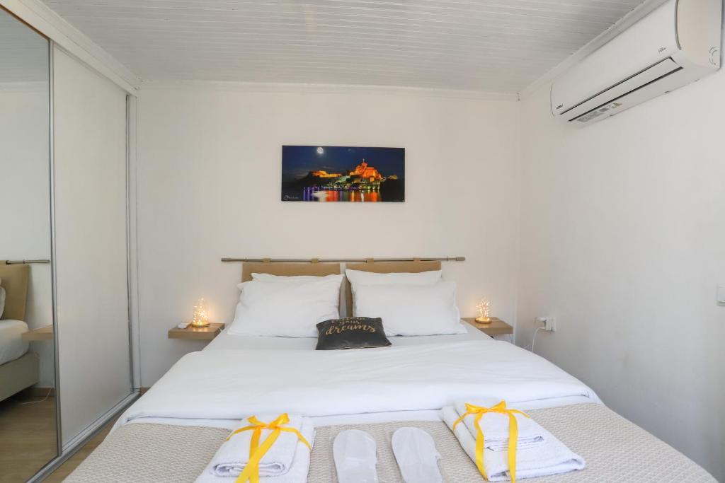 Postel nebo postele na pokoji v ubytování Corfu Port Home- City Centre Apartment