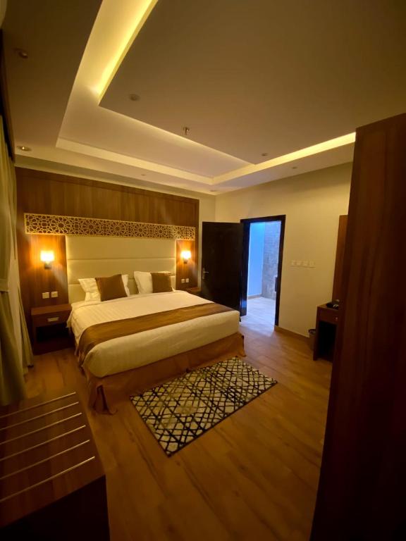 a large bedroom with a bed and a rug at أفنان بارك شقق فندقية in Taif