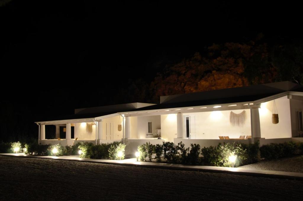 una casa bianca con le luci davanti di notte di Teia Holiday Apartments a Vulcano