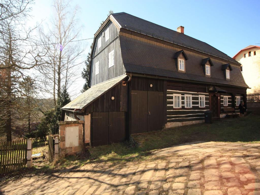 een grote bruine schuur met een zwart dak bij Holiday Home Mezná u Hřenska by Interhome in Mezná