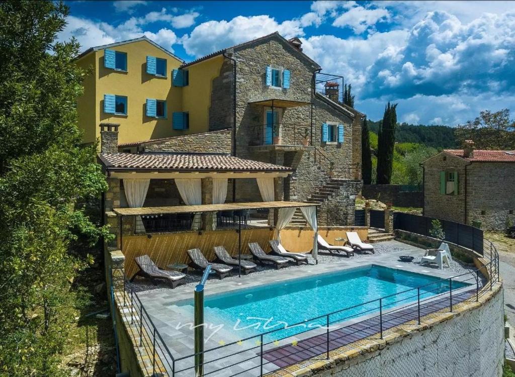 - une vue extérieure sur une maison avec une piscine dans l'établissement Casa Jovanin, à Livade