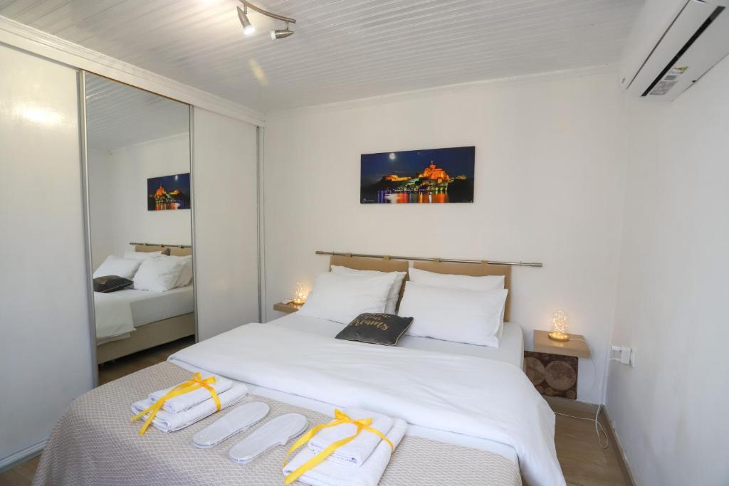 Postel nebo postele na pokoji v ubytování Corfu Port Home- City Centre Apartment