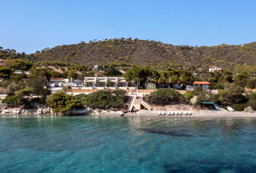 een uitzicht op een strand met een heuvel op de achtergrond bij Villa Aura Loutraki in Loutraki