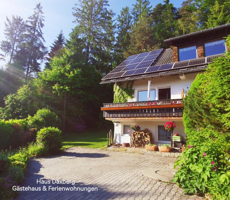 una casa con paneles solares en el techo en Ferienwohnungen "Haus Daxberg" Idyllisch gelegen im Bayerischen Wald en Eppenschlag