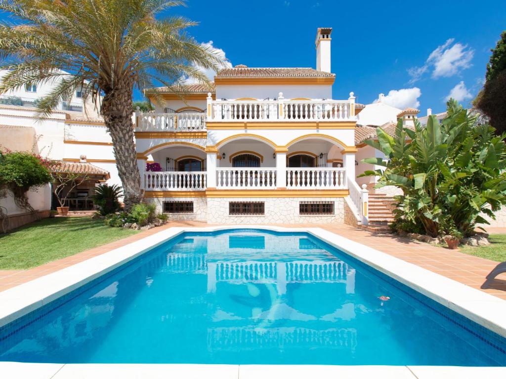 een villa met een zwembad voor een huis bij Holiday Home Fragata House by Interhome in Cala del Moral