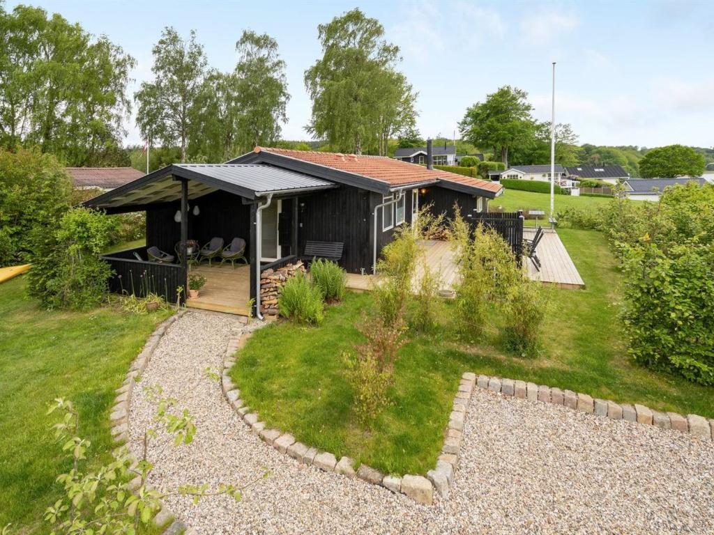 ein Haus mit Garten davor in der Unterkunft Holiday Home Stiane - all inclusive - 100m to the inlet by Interhome in Børkop