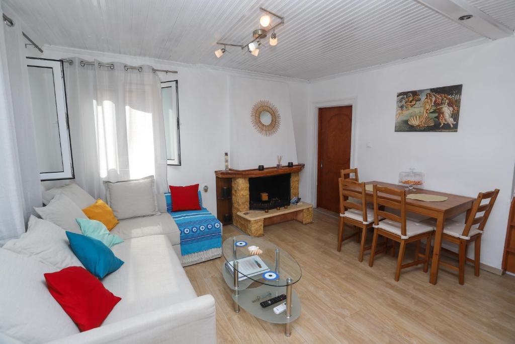 Posezení v ubytování Corfu Port Home- City Centre Apartment