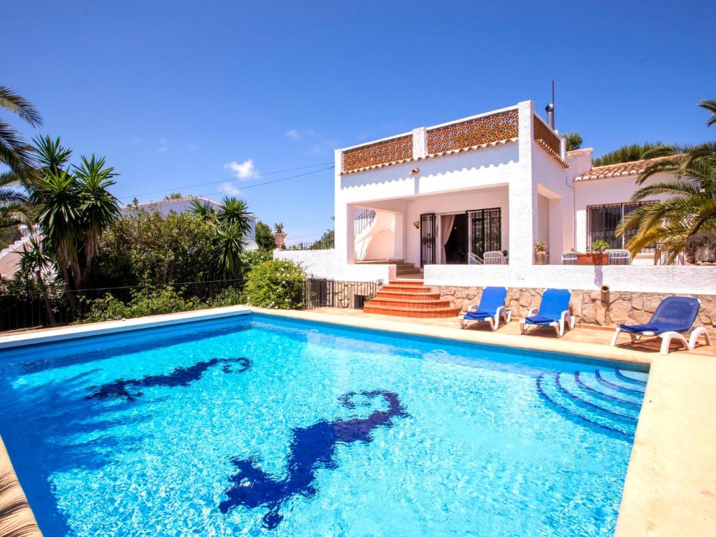 une villa avec piscine devant une maison dans l'établissement Holiday Home Casa Moser by Interhome, à Jávea