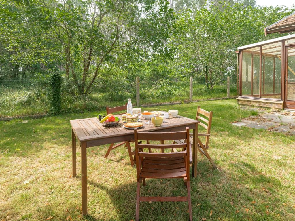 Taman di luar Holiday Home Maisouet by Interhome