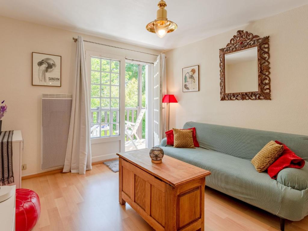 un salon avec un canapé vert et une table dans l'établissement Apartment Pavillon Gabriel by Interhome, à Trouville-sur-Mer