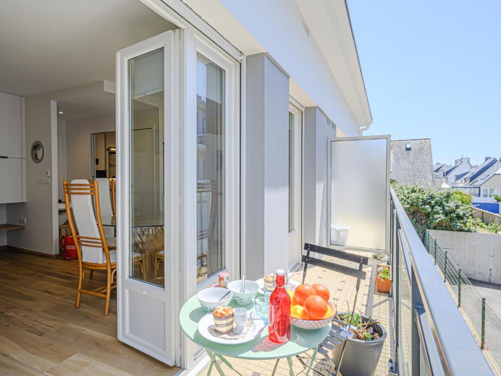- un balcon avec une table et des fruits dans l'établissement Studio Résidence Anna Breizh by Interhome, à Quiberon