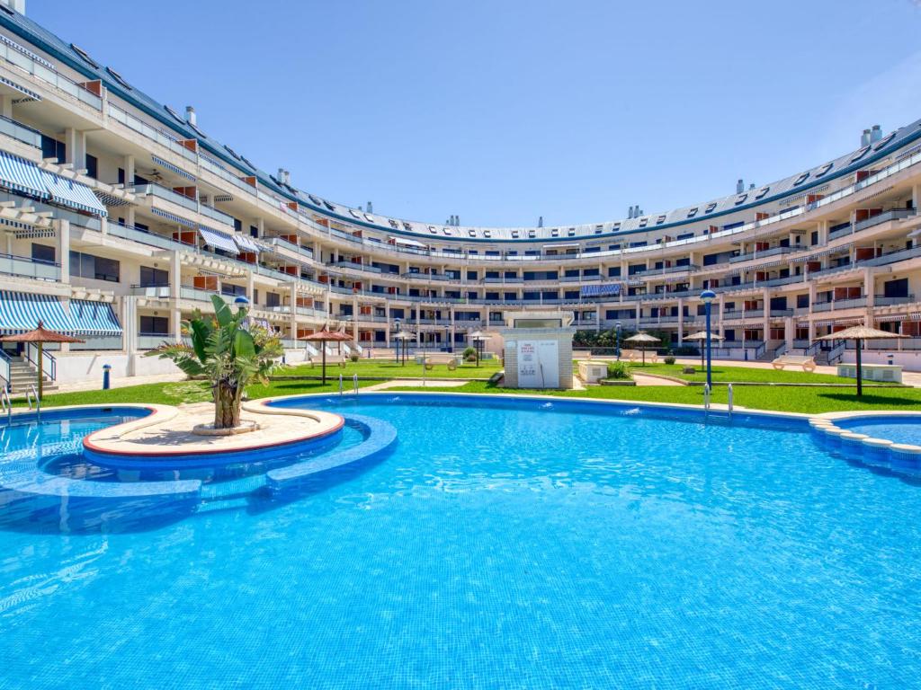 una piscina di fronte a un grande condominio di Apartment Sueños del Mar I-3 by Interhome a Denia