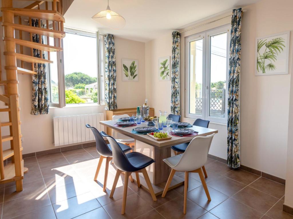 ein Esszimmer mit Tisch und Stühlen in der Unterkunft Holiday Home Le Moulin Neuf by Interhome in Pornic