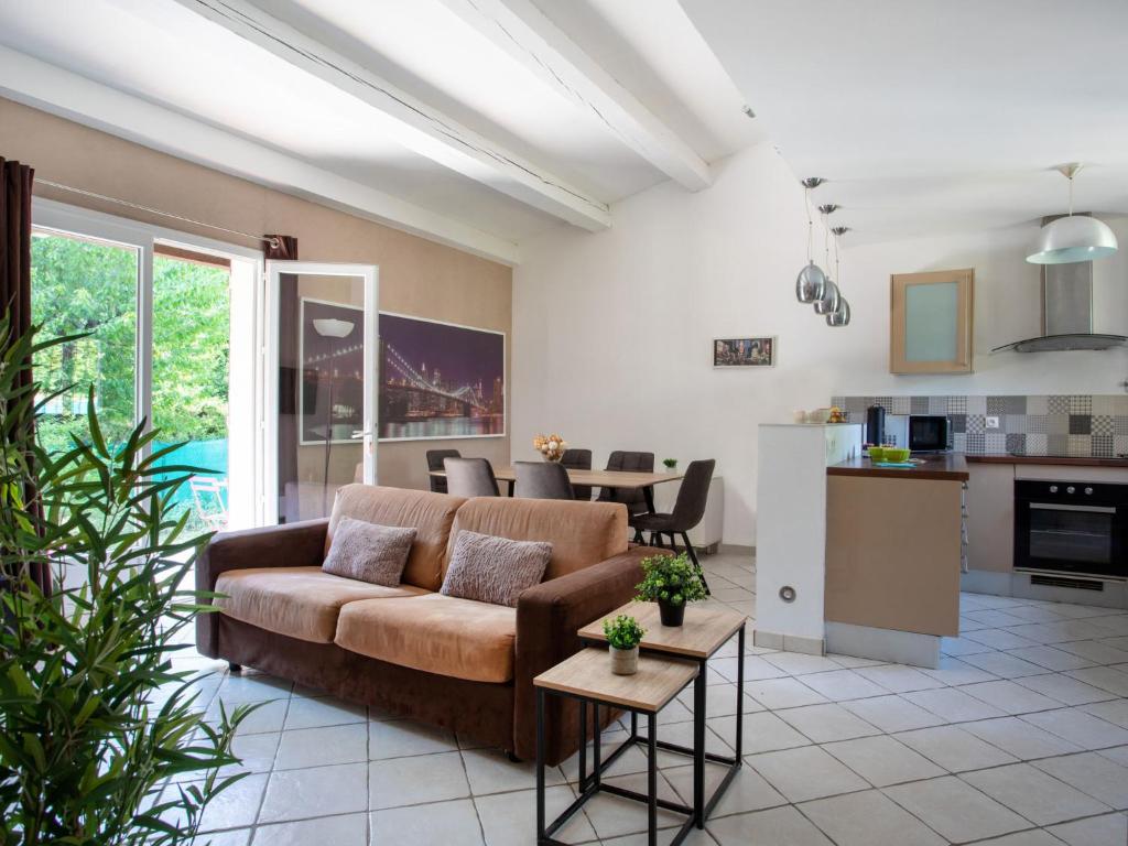 un salon avec un canapé et une cuisine dans l'établissement Holiday Home La Grenadière by Interhome, à Saint-Paul-de-Vence