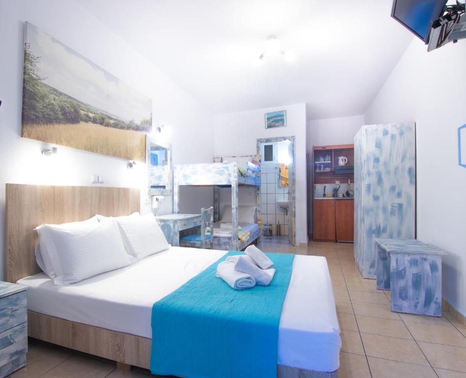 Giường trong phòng chung tại Studios Liolios #4