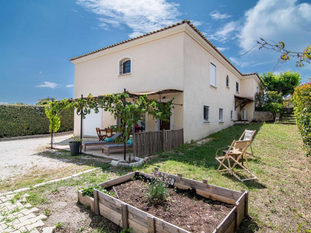 une maison avec un jardin devant dans l'établissement Apartment Le Vallon des Chenes by Interhome, à Saint-Aygulf