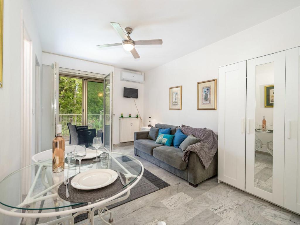 un salon avec une table en verre et un canapé dans l'établissement Apartment Val Joli-1 by Interhome, à Cannes