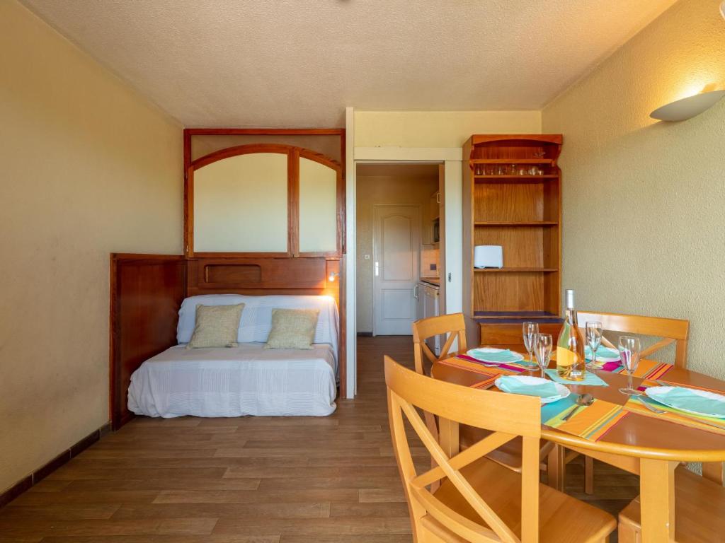une chambre avec un lit et une table et une salle à manger dans l'établissement Studio Port de La Gavine-30 by Interhome, à Hyères