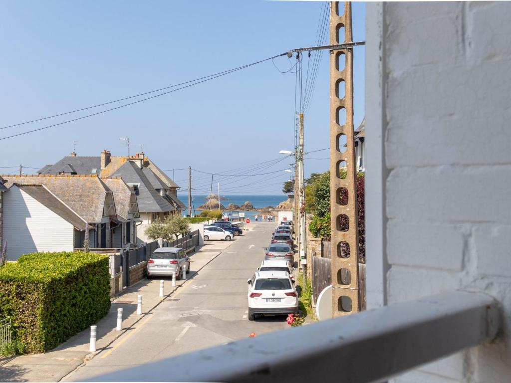 - une vue sur une rue avec des voitures garées sur la route dans l'établissement Holiday Home L'Eglantine by Interhome, à Saint-Malo