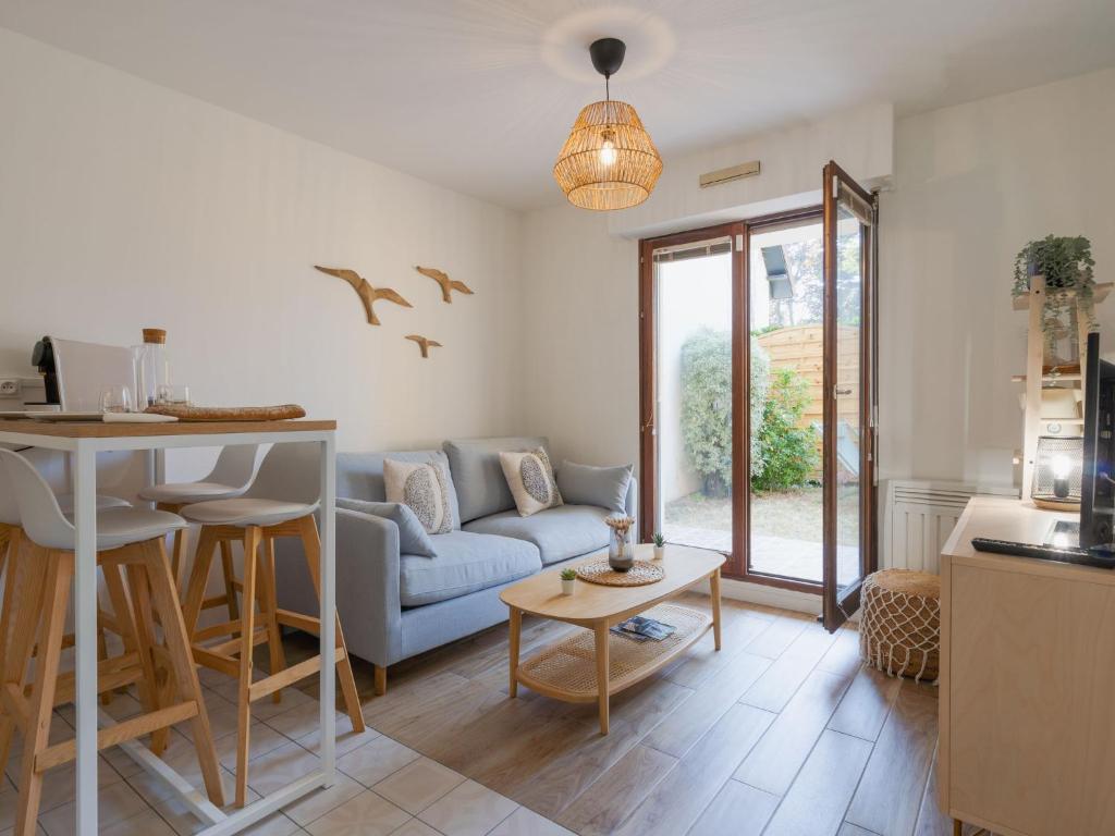 un salon avec un canapé et une table dans l'établissement Apartment by Interhome, à Cabourg