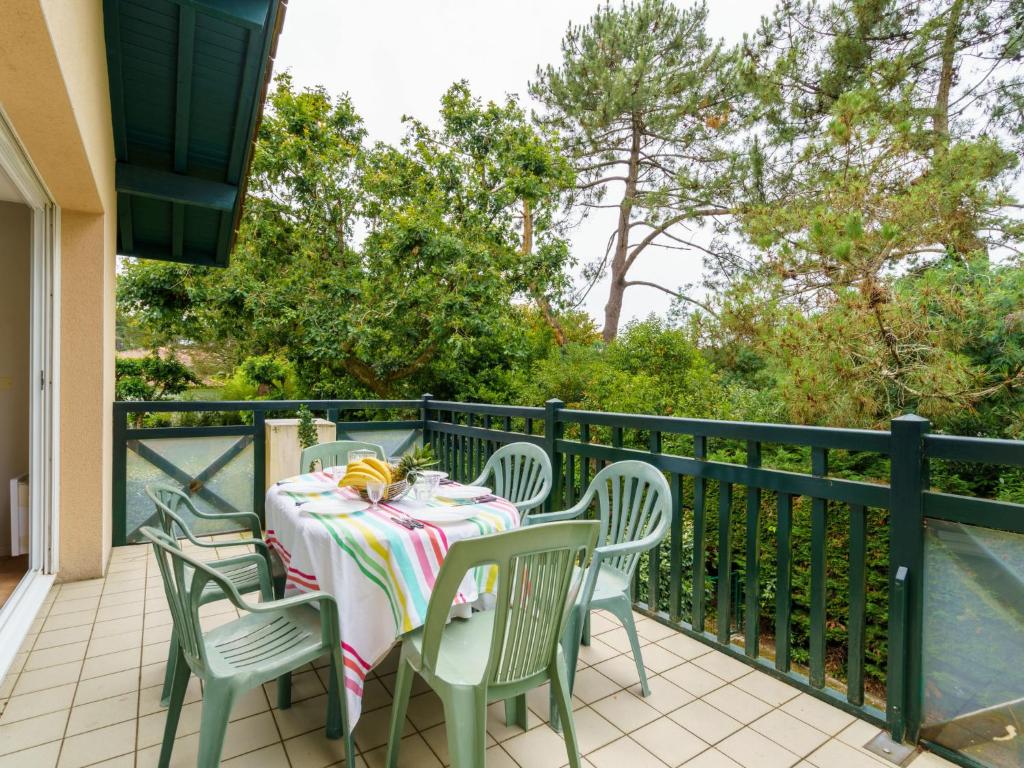 d'une terrasse avec une table et des chaises sur un balcon. dans l'établissement Apartment Arnaïa by Interhome, à Anglet