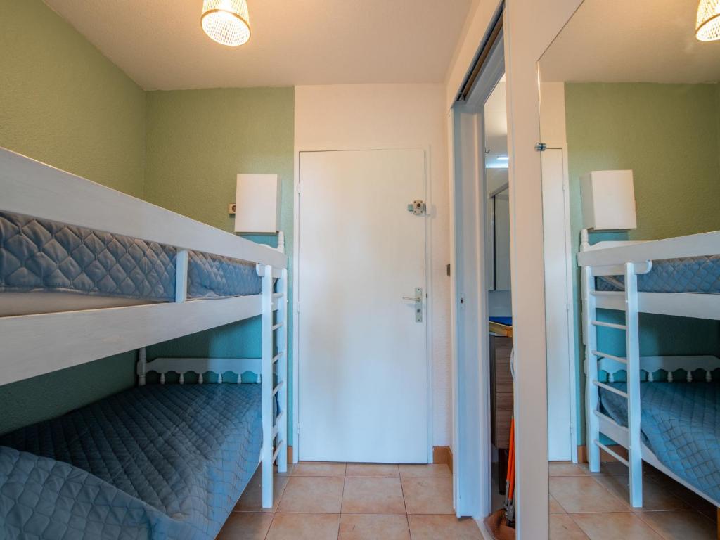 Uma ou mais camas em beliche em um quarto em Studio de Cavalaire by Interhome