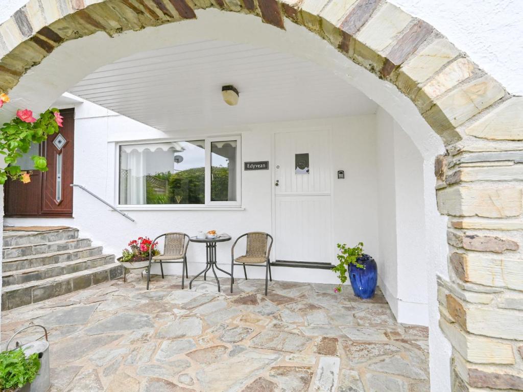 an archway leading to a patio with a table and chairs at Apartment Edyvean by Interhome in Mevagissey