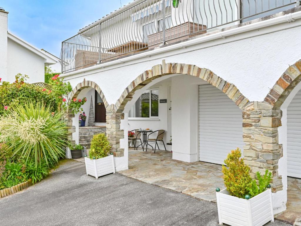 a patio with an archway in a house at Apartment Edyvean by Interhome in Mevagissey