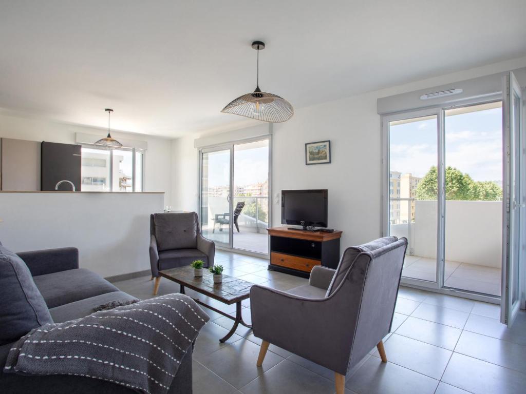 un salon avec un canapé, des chaises et une télévision dans l'établissement Apartment Rive de Cagnes by Interhome, à Cagnes-sur-Mer